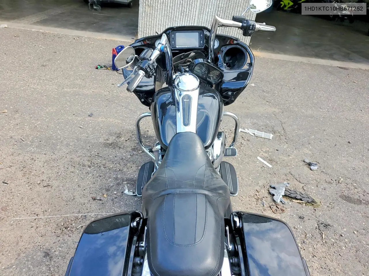 2017 Harley-Davidson Fltrxs Road Glide Special VIN: 1HD1KTC10HB671252 Lot: 61943766