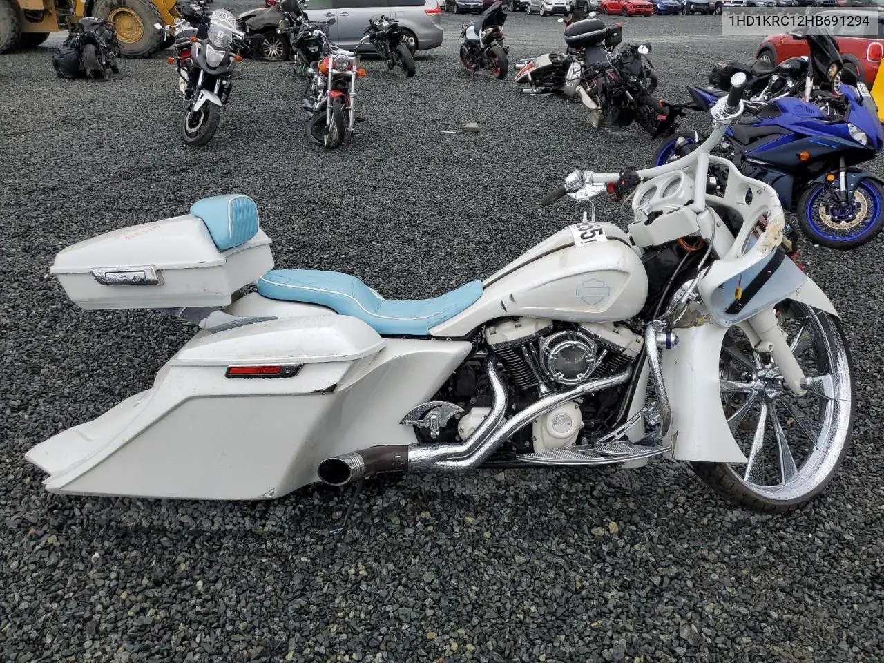 2017 Harley-Davidson Flhxs Street Glide Special VIN: 1HD1KRC12HB691294 Lot: 84169255