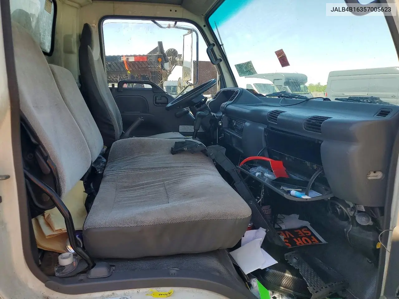 2005 Isuzu Npr Box Truck VIN: JALB4B16357005623 Lot: 53062186