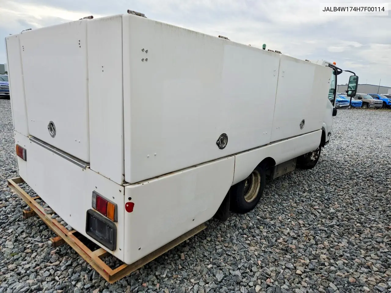 2017 Isuzu Npr Landscaping Truck VIN: JALB4W174H7F00114 Lot: 61204916