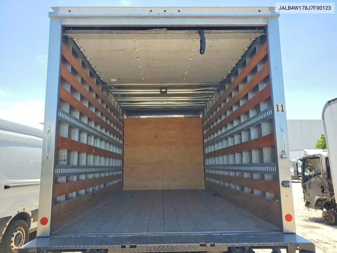 2018 Isuzu Npr Box Truck VIN: JALB4W178J7F00123 Lot: 56877946