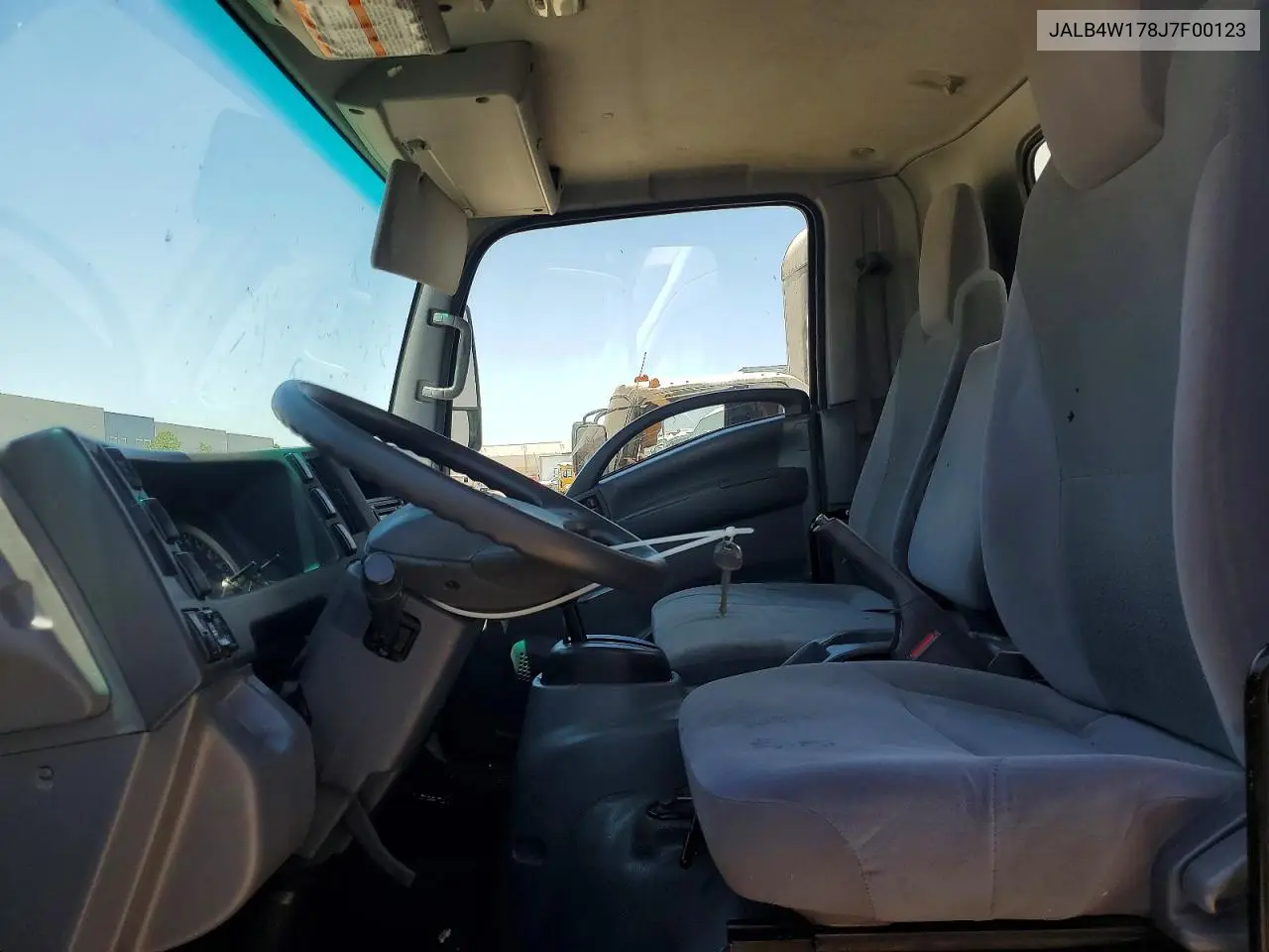 2018 Isuzu Npr Box Truck VIN: JALB4W178J7F00123 Lot: 56877946