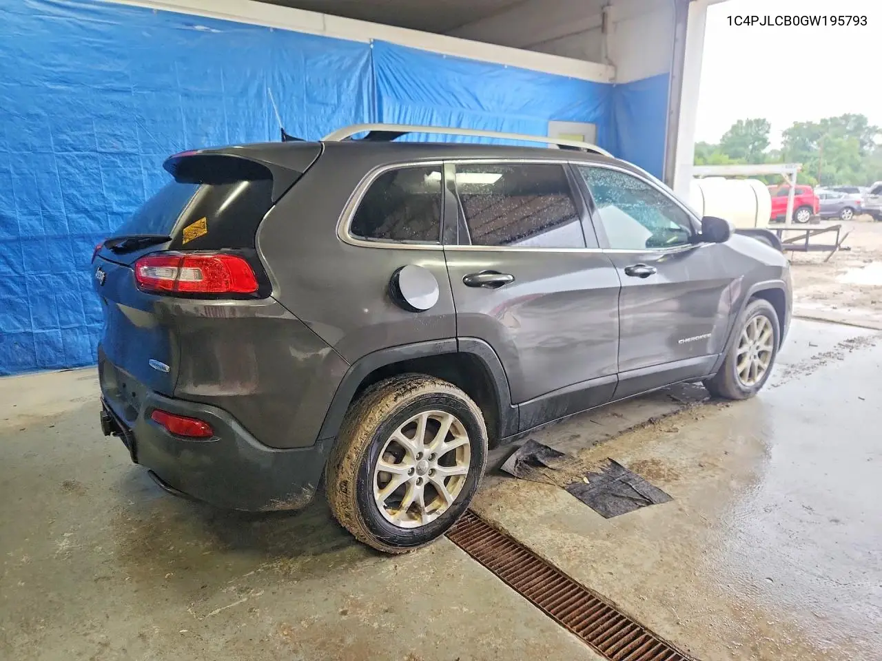 2016 Jeep Cherokee Latitude VIN: 1C4PJLCB0GW195793 Lot: 61783376