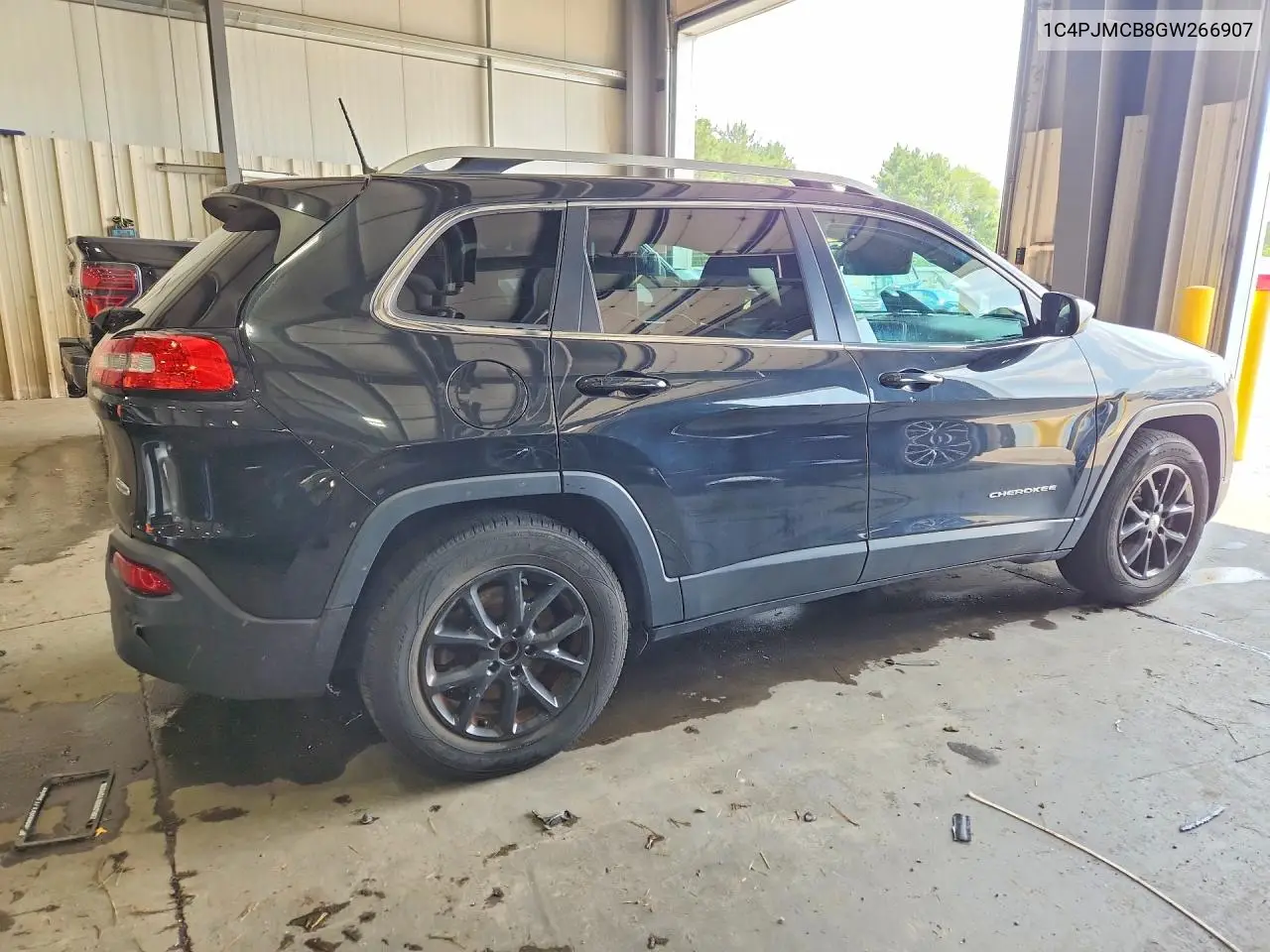 2016 Jeep Cherokee Latitude VIN: 1C4PJMCB8GW266907 Lot: 61783416