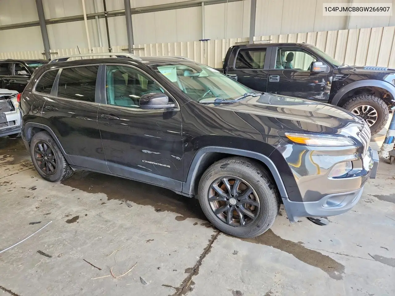 2016 Jeep Cherokee Latitude VIN: 1C4PJMCB8GW266907 Lot: 61783416