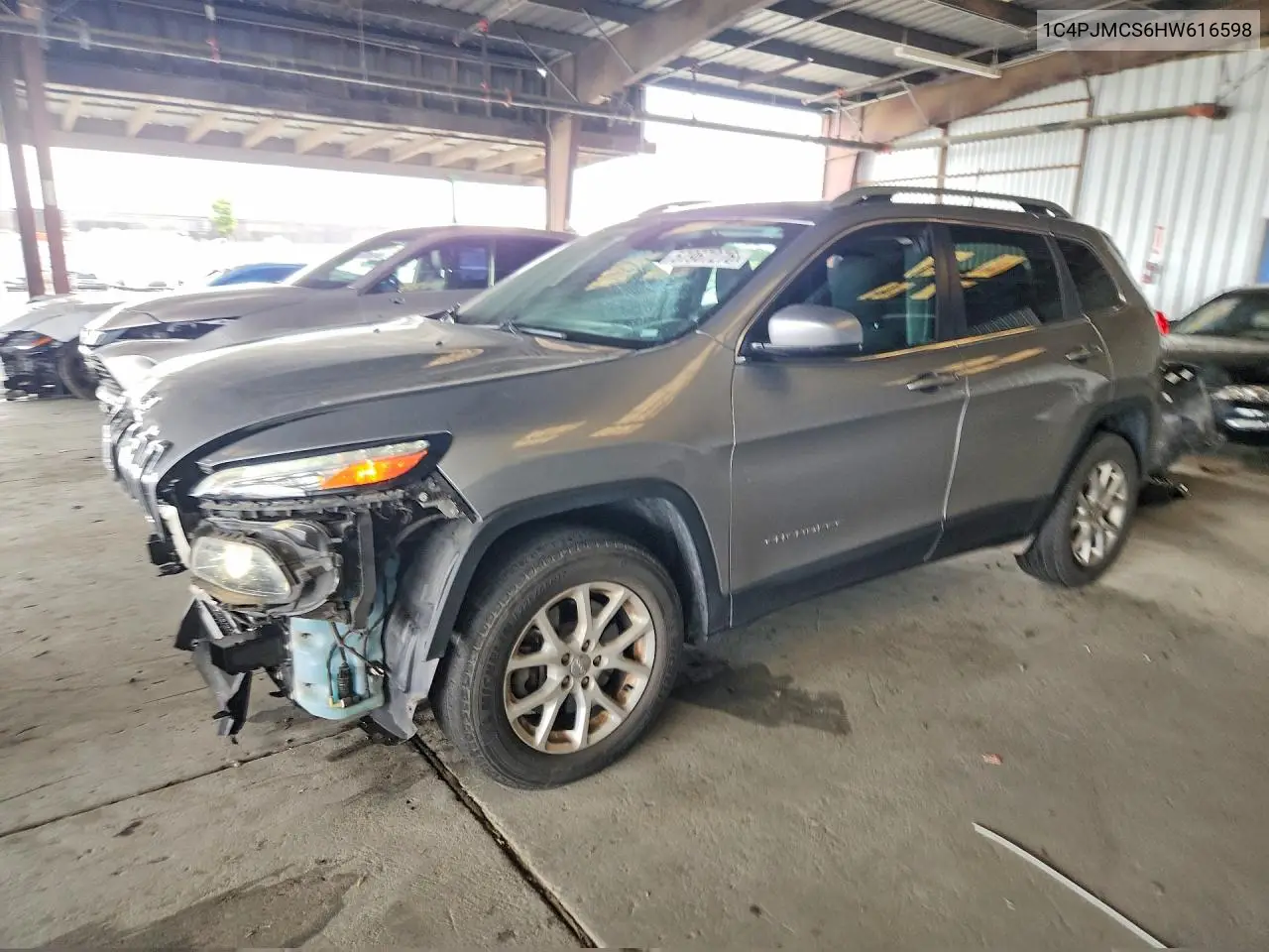 2017 Jeep Cherokee Latitude VIN: 1C4PJMCS6HW616598 Lot: 57967276
