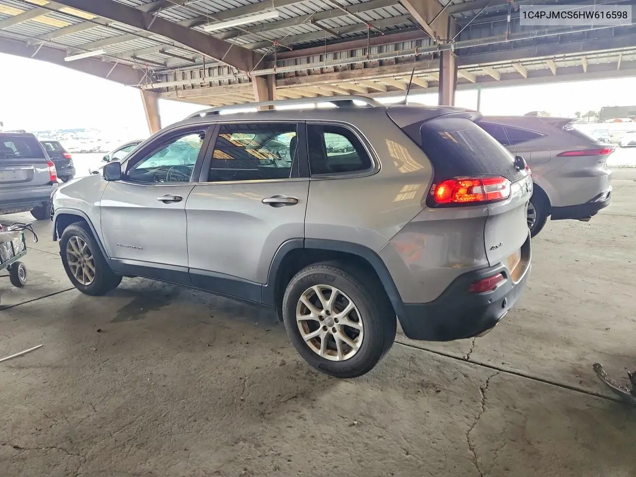 2017 Jeep Cherokee Latitude VIN: 1C4PJMCS6HW616598 Lot: 57967276