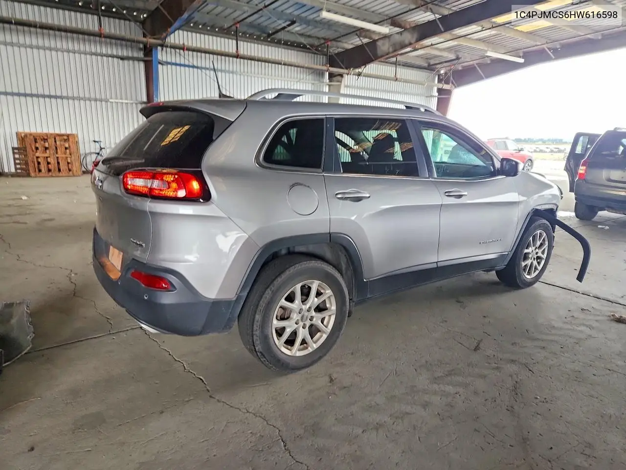 2017 Jeep Cherokee Latitude VIN: 1C4PJMCS6HW616598 Lot: 57967276