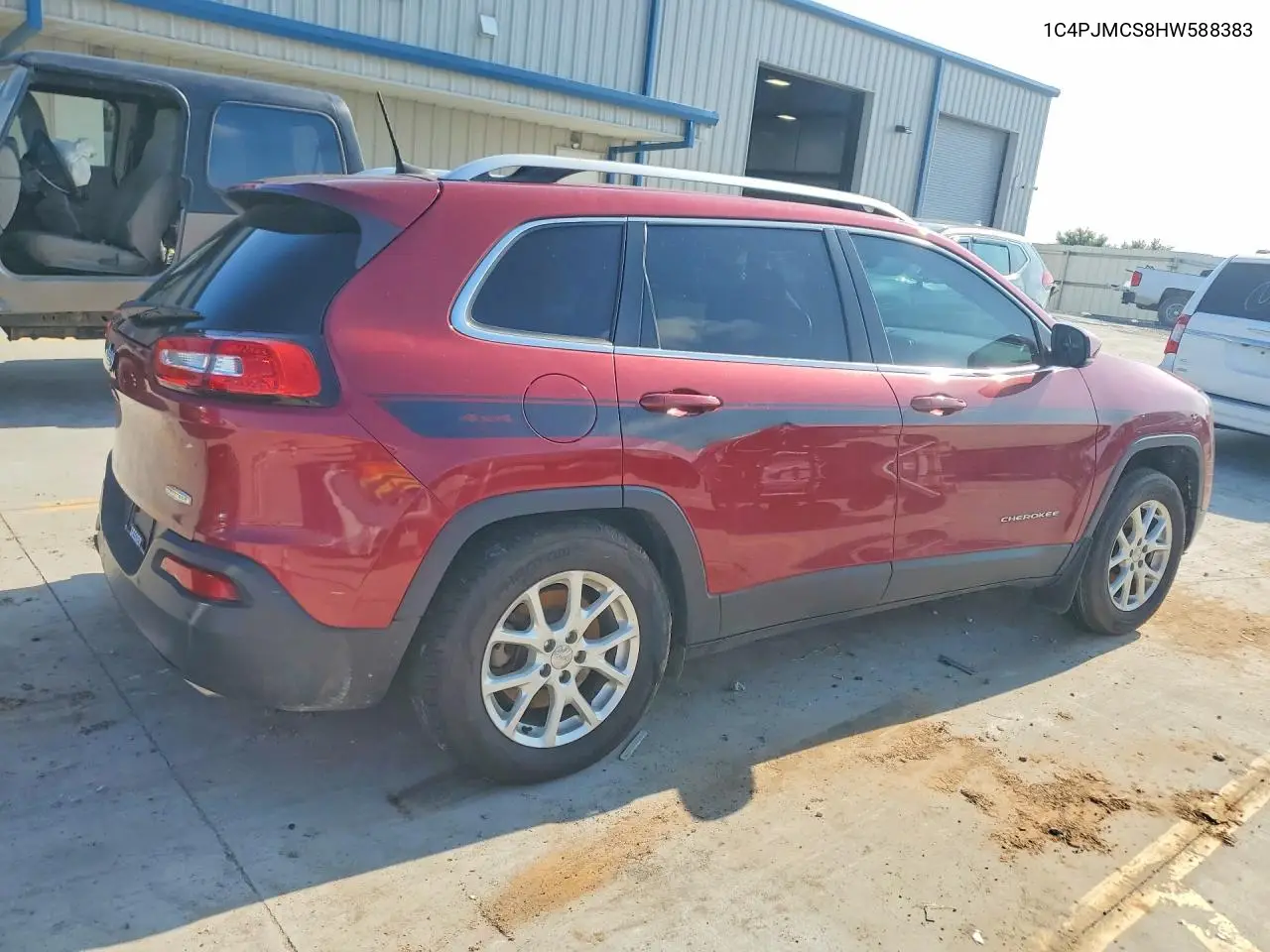 2017 Jeep Cherokee Latitude VIN: 1C4PJMCS8HW588383 Lot: 61193486