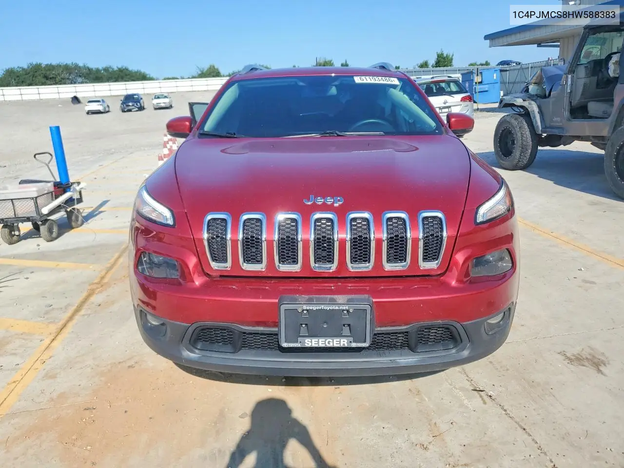 2017 Jeep Cherokee Latitude VIN: 1C4PJMCS8HW588383 Lot: 61193486