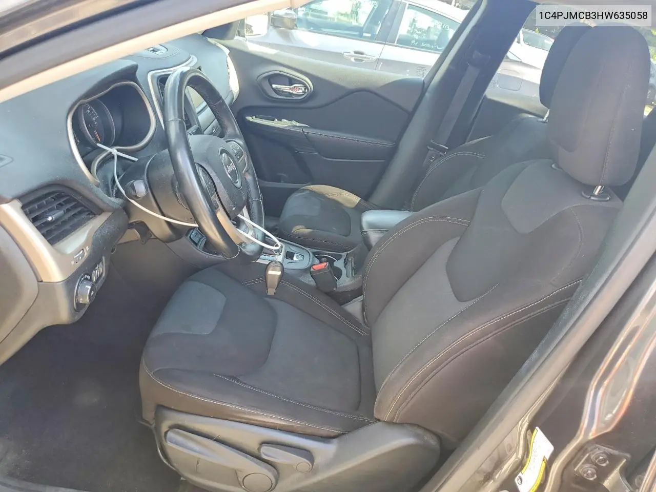 2017 Jeep Cherokee Latitude VIN: 1C4PJMCB3HW635058 Lot: 61666426