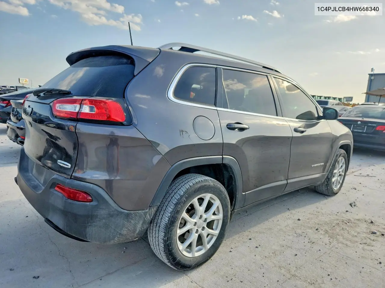 2017 Jeep Cherokee Latitude VIN: 1C4PJLCB4HW668340 Lot: 61930336