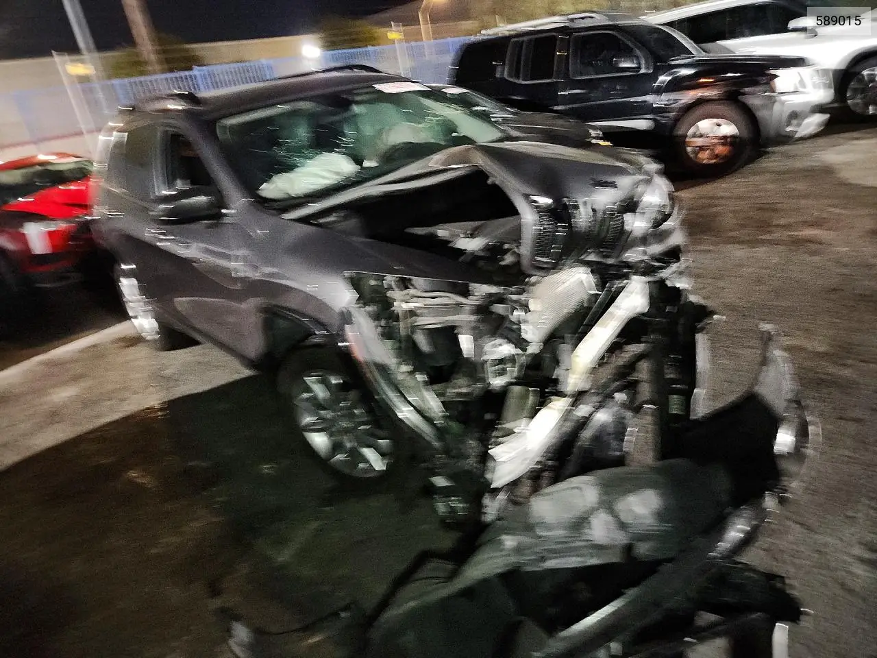 2018 Jeep Cherokee Latitude VIN: 589015 Lot: 61642976