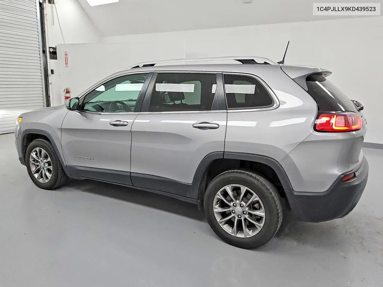 2019 Jeep Cherokee Latitude Plus VIN: 1C4PJLLX9KD439523 Lot: 59368256