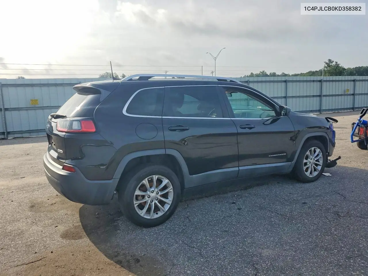 2019 Jeep Cherokee Latitude VIN: 1C4PJLCB0KD358382 Lot: 61142146