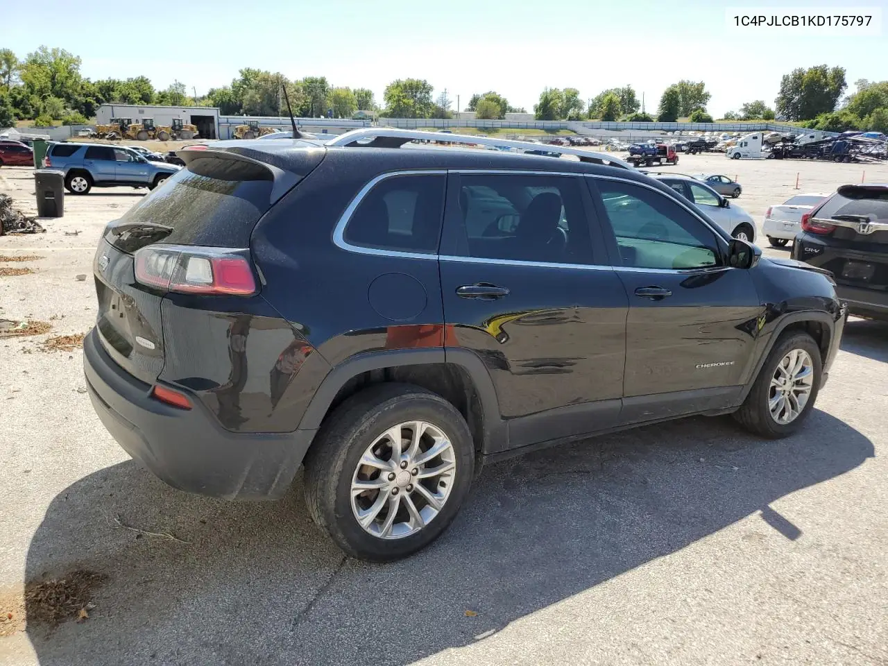 1C4PJLCB1KD175797 2019 Jeep Cherokee Latitude