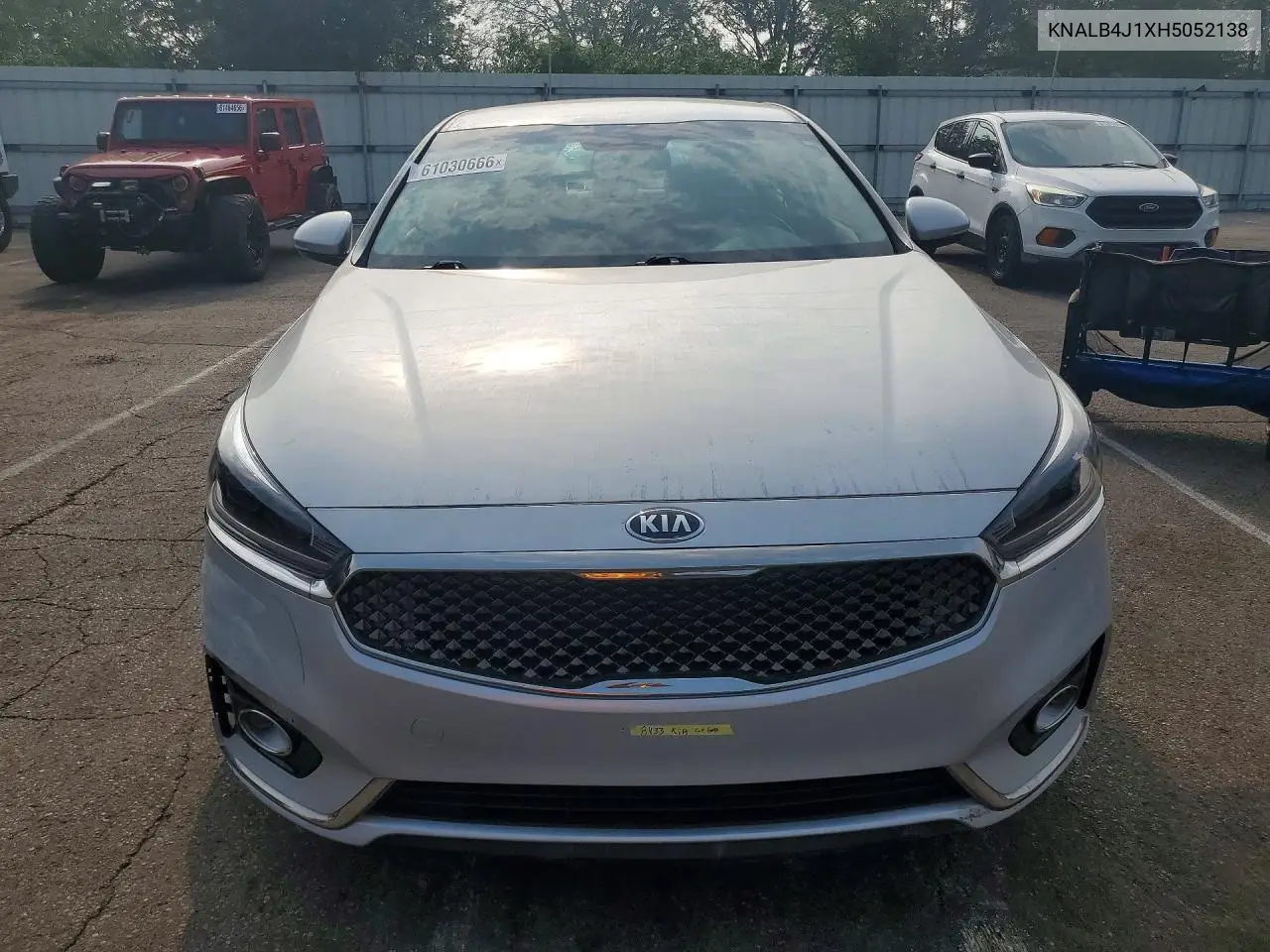 2017 Kia Cadenza Premium VIN: KNALB4J1XH5052138 Lot: 61030666