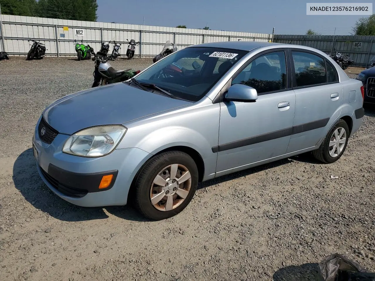 2007 Kia Rio Base VIN: KNADE123576216902 Lot: 62101136