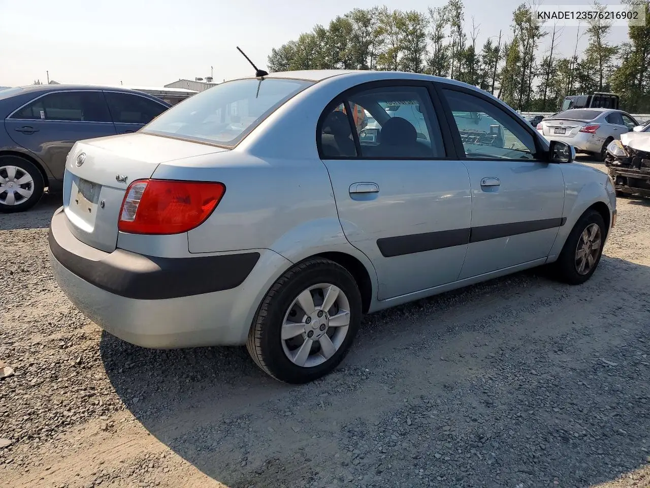 2007 Kia Rio Base VIN: KNADE123576216902 Lot: 62101136