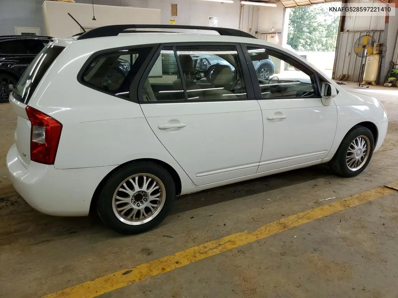 2009 Kia Rondo Base VIN: KNAFG528597221410 Lot: 55137456