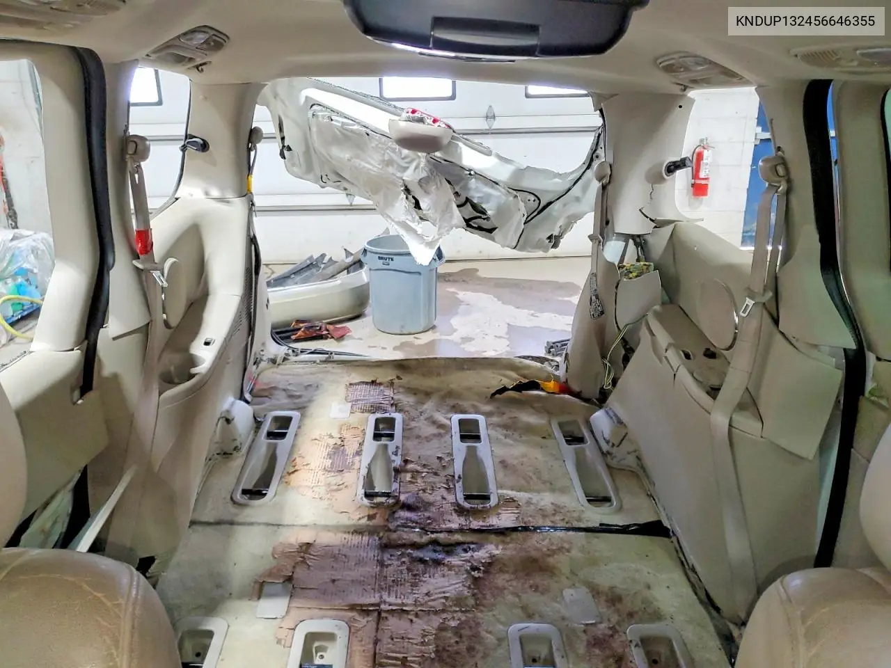 2005 Kia Sedona Lx VIN: KNDUP132456646355 Lot: 52712516