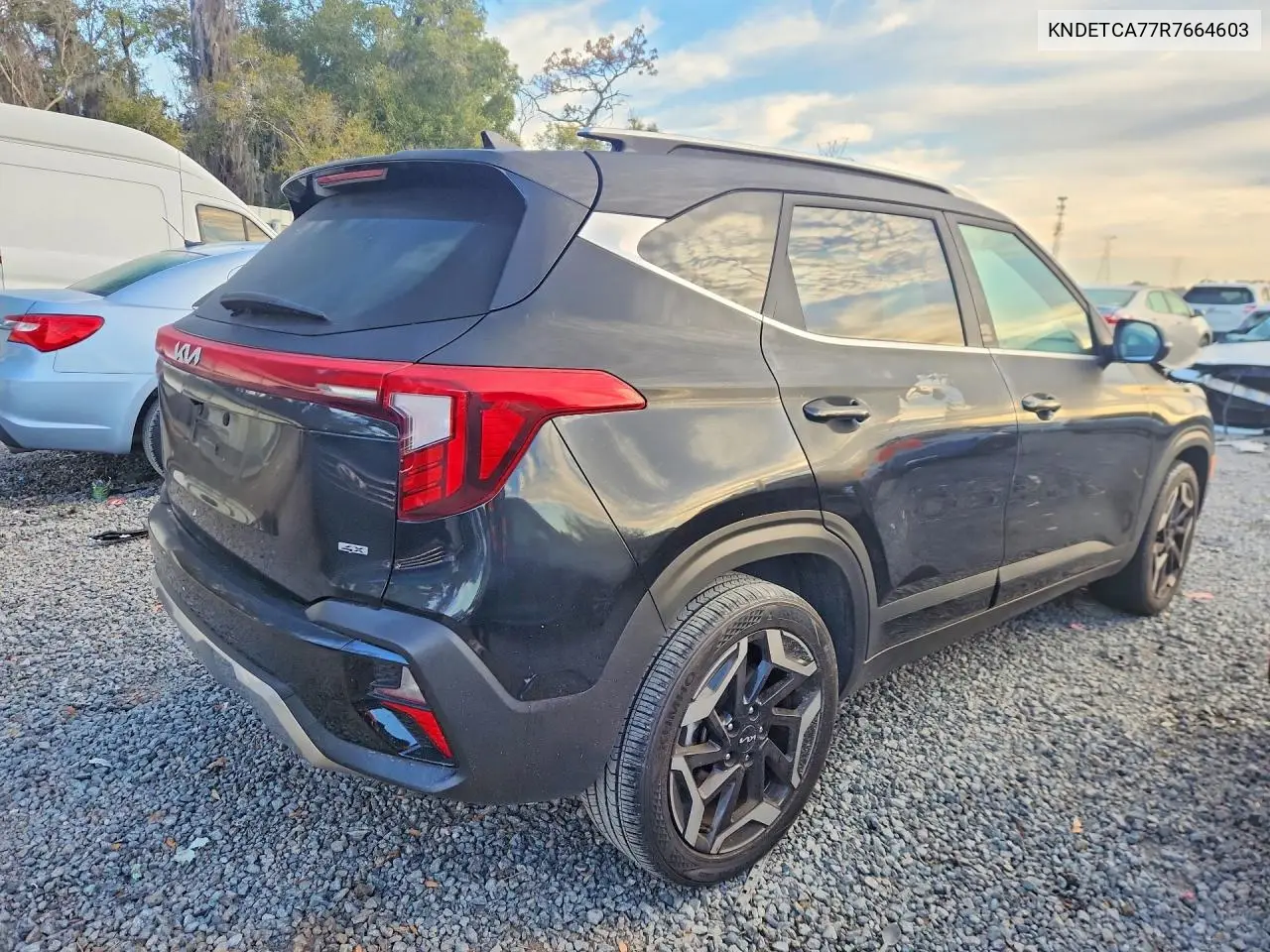 2024 Kia Seltos Sx VIN: KNDETCA77R7664603 Lot: 77003405