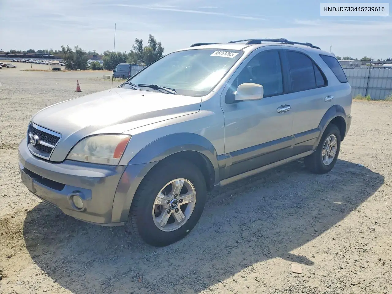 2004 Kia Sorento Lx VIN: KNDJD733445239616 Lot: 85461065