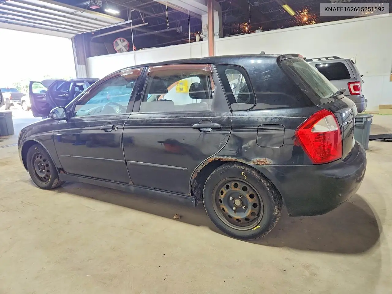 2006 Kia Spectra Spectra5 VIN: KNAFE162665251592 Lot: 61384886