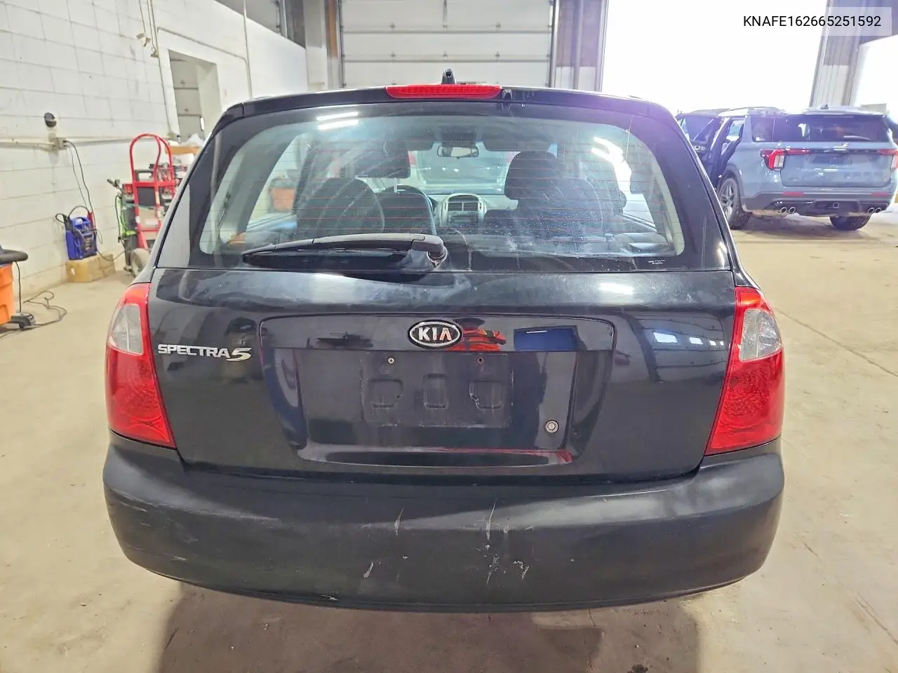 2006 Kia Spectra Spectra5 VIN: KNAFE162665251592 Lot: 61384886