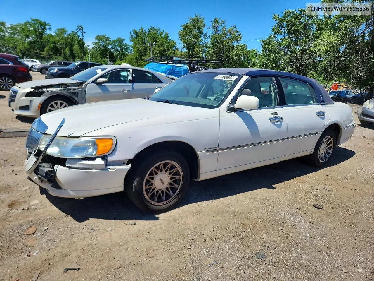 2000 Lincoln Town Car Signature VIN: 1LNHM82W0YY825536 Lot: 57498666