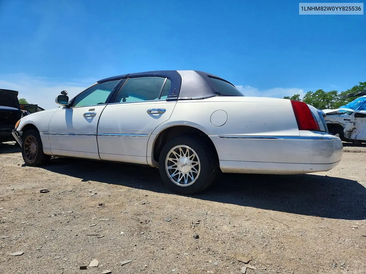 2000 Lincoln Town Car Signature VIN: 1LNHM82W0YY825536 Lot: 57498666
