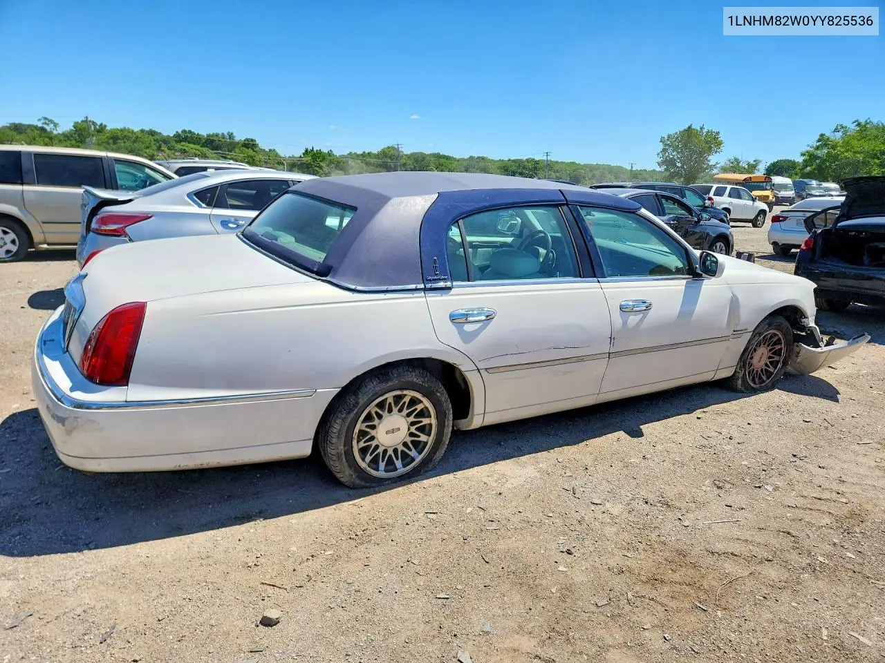 2000 Lincoln Town Car Signature VIN: 1LNHM82W0YY825536 Lot: 57498666