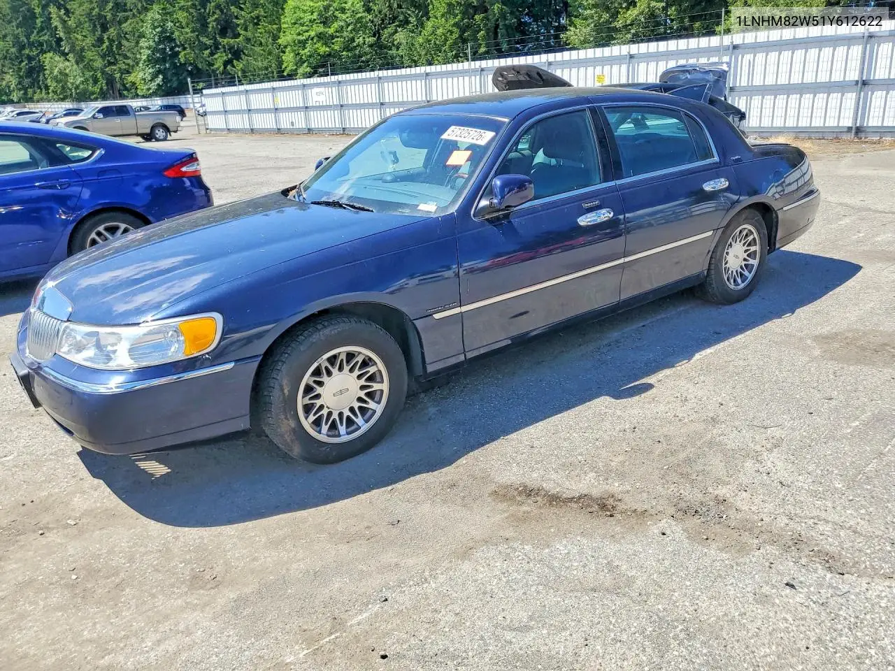 2001 Lincoln Town Car Signature VIN: 1LNHM82W51Y612622 Lot: 57325726