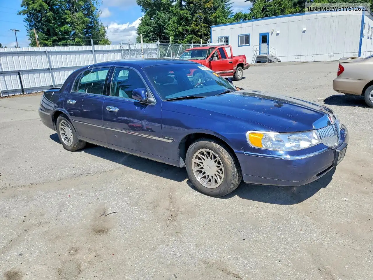 2001 Lincoln Town Car Signature VIN: 1LNHM82W51Y612622 Lot: 57325726