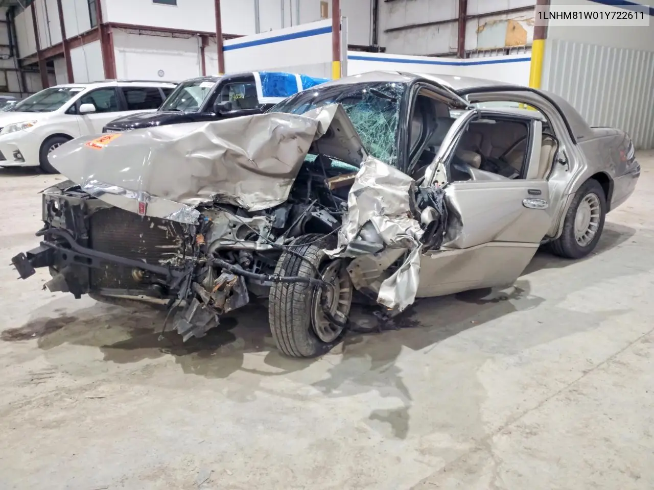 2001 Lincoln Town Car Executive VIN: 1LNHM81W01Y722611 Lot: 57522676