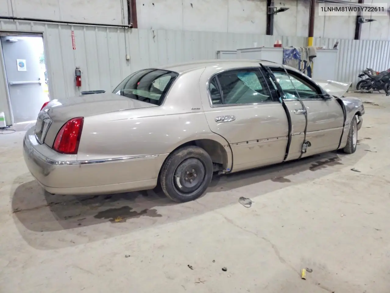 2001 Lincoln Town Car Executive VIN: 1LNHM81W01Y722611 Lot: 57522676