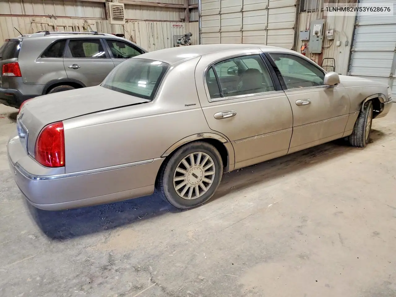 2003 Lincoln Town Car Signature VIN: 1LNHM82W53Y628676 Lot: 57718436