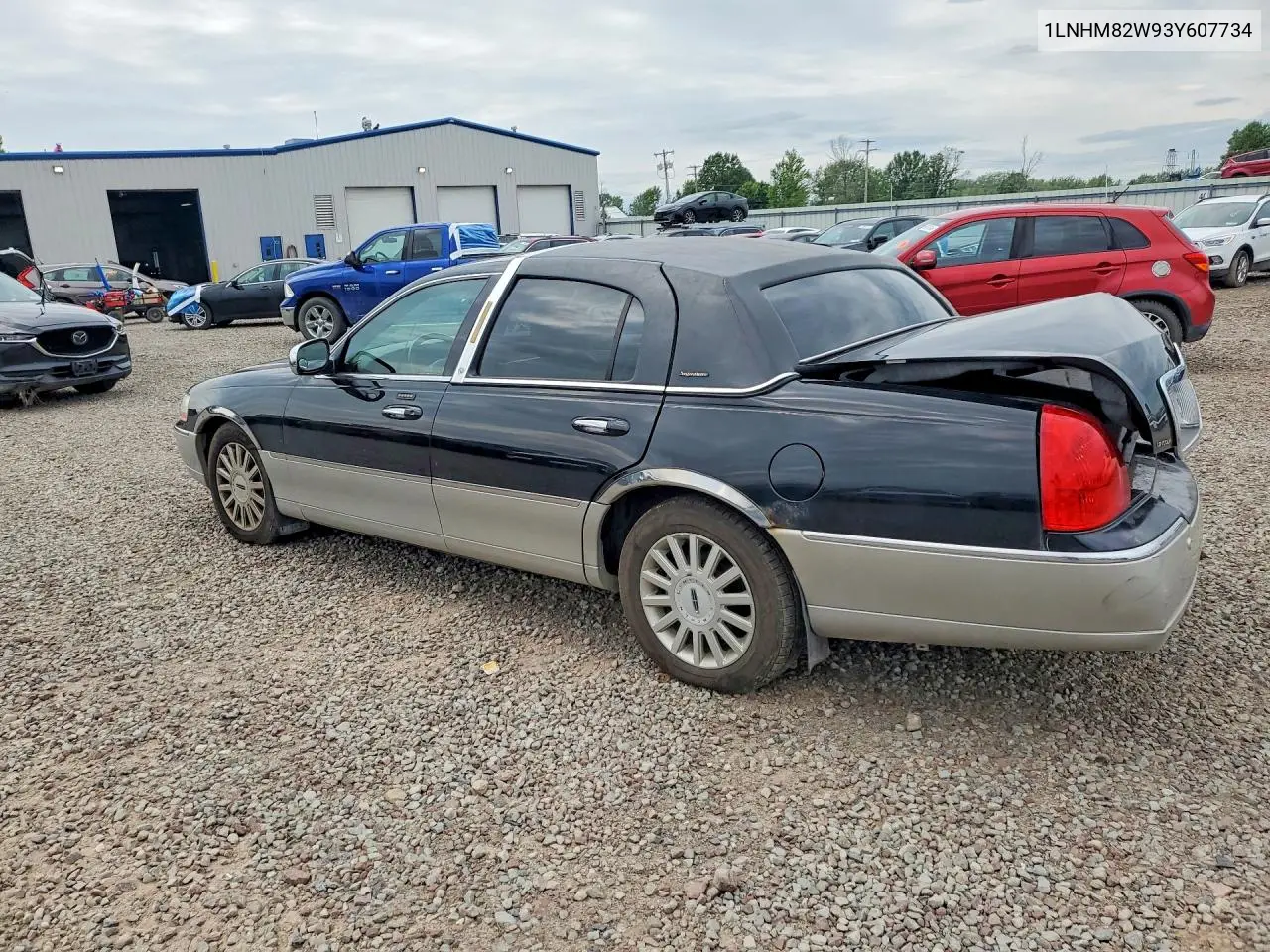 2003 Lincoln Town Car Signature VIN: 1LNHM82W93Y607734 Lot: 59721886
