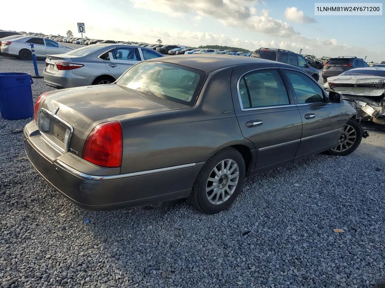 2004 Lincoln Town Car Signature VIN: 1LNHM81W24Y671200 Lot: 56046126