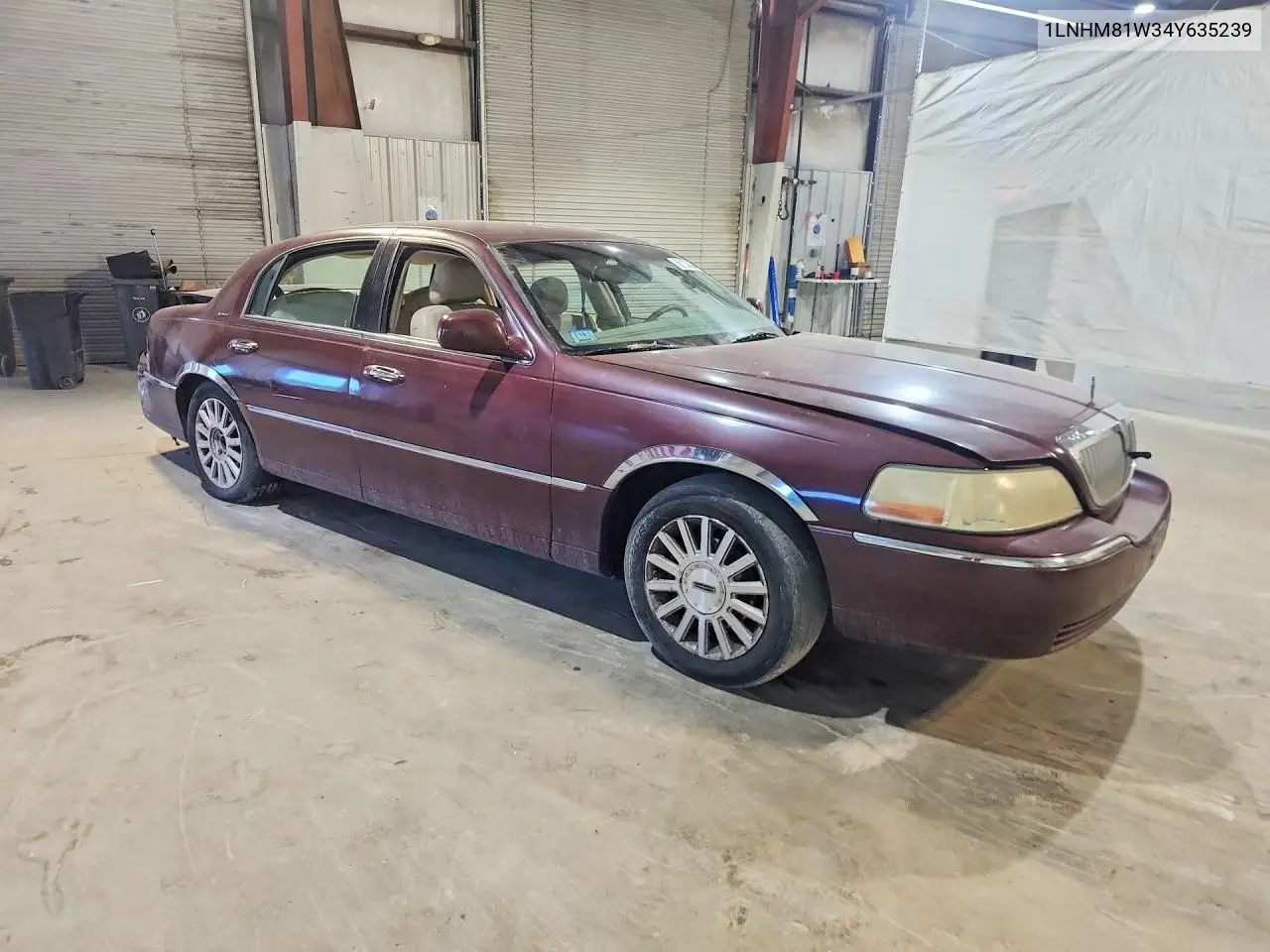 2004 Lincoln Town Car Executive VIN: 1LNHM81W34Y635239 Lot: 56137626