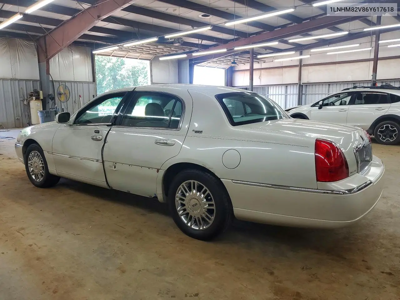 2006 Lincoln Town Car Signature Limited VIN: 1LNHM82V86Y617618 Lot: 55134686