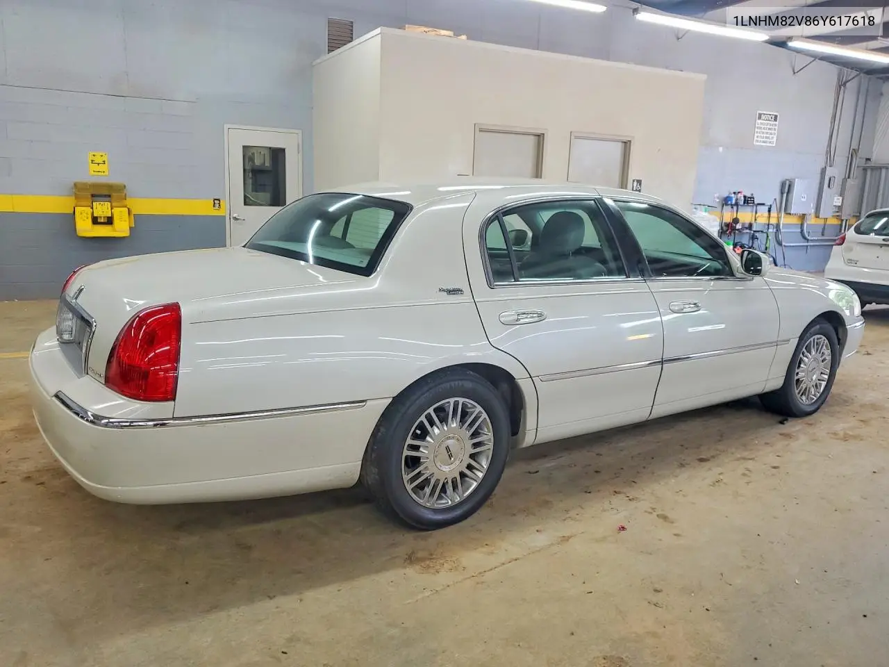 2006 Lincoln Town Car Signature Limited VIN: 1LNHM82V86Y617618 Lot: 55134686
