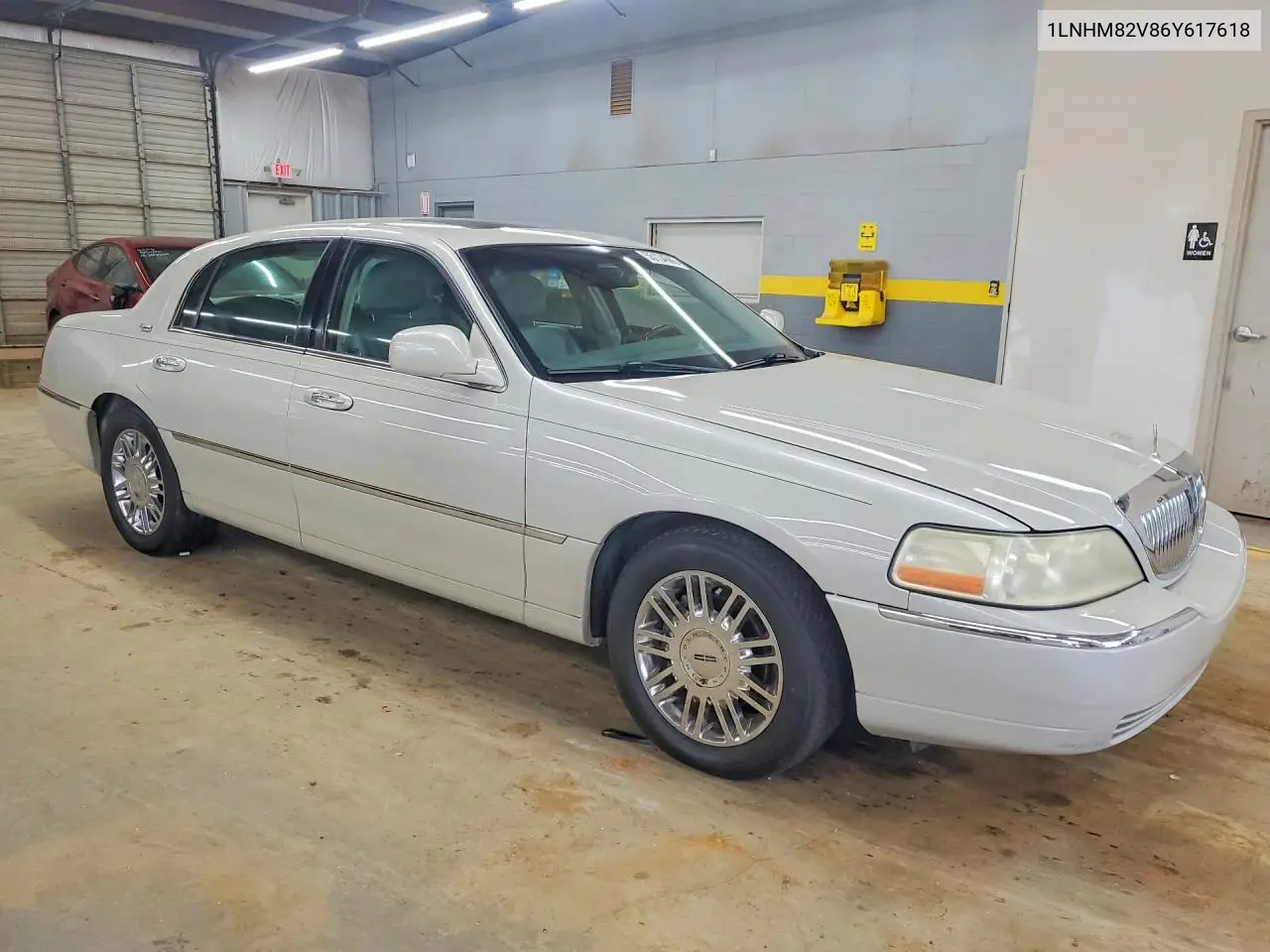 2006 Lincoln Town Car Signature Limited VIN: 1LNHM82V86Y617618 Lot: 55134686