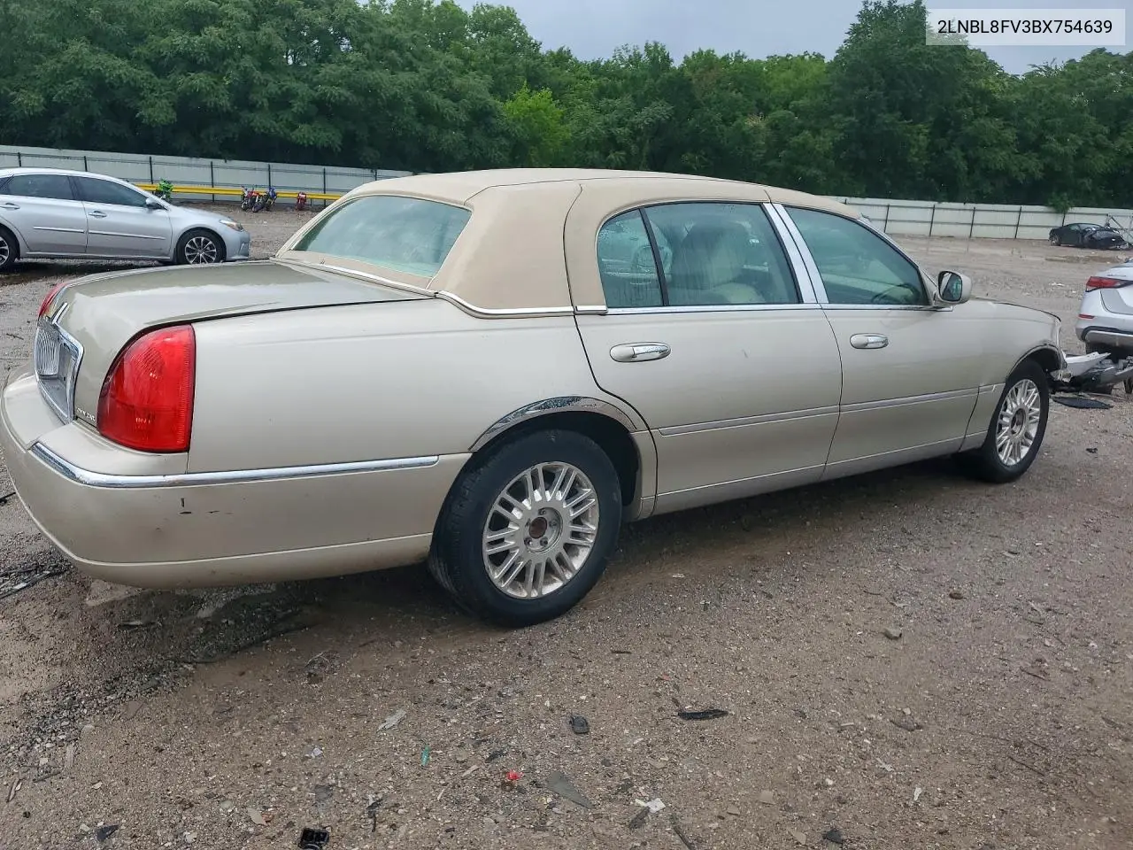 2011 Lincoln Town Car Signature Long Wheelbase VIN: 2LNBL8FV3BX754639 Lot: 54136196