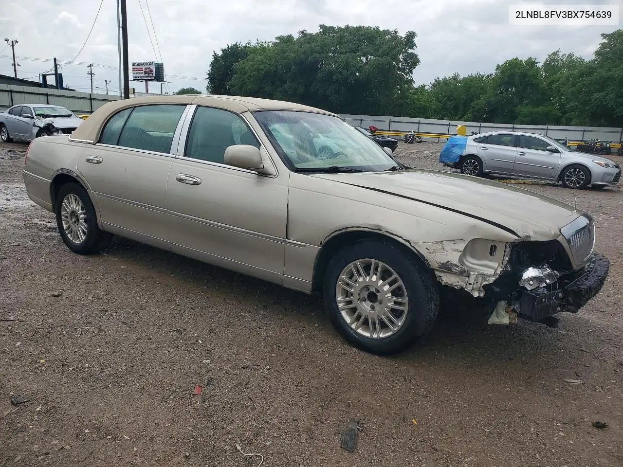 2011 Lincoln Town Car Signature Long Wheelbase VIN: 2LNBL8FV3BX754639 Lot: 54136196