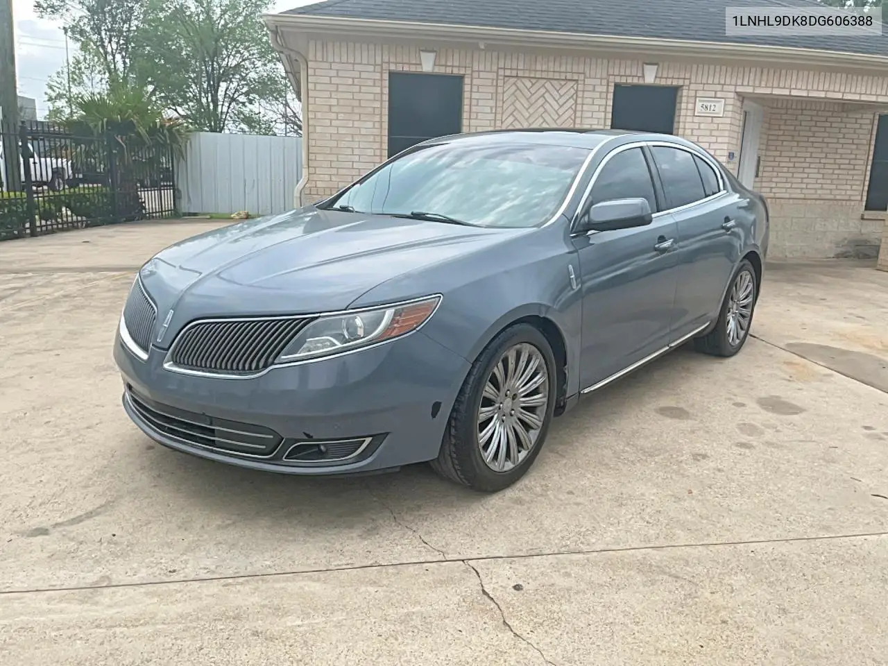 2013 Lincoln Townhouse Mks VIN: 1LNHL9DK8DG606388 Lot: 48813926
