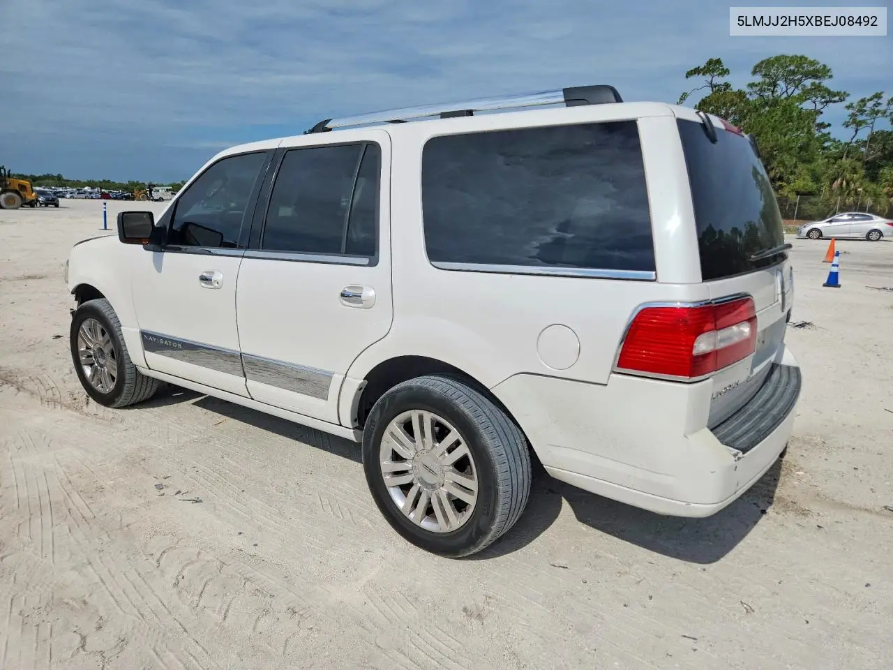 2011 Lincoln Navigator VIN: 5LMJJ2H5XBEJ08492 Lot: 56823976