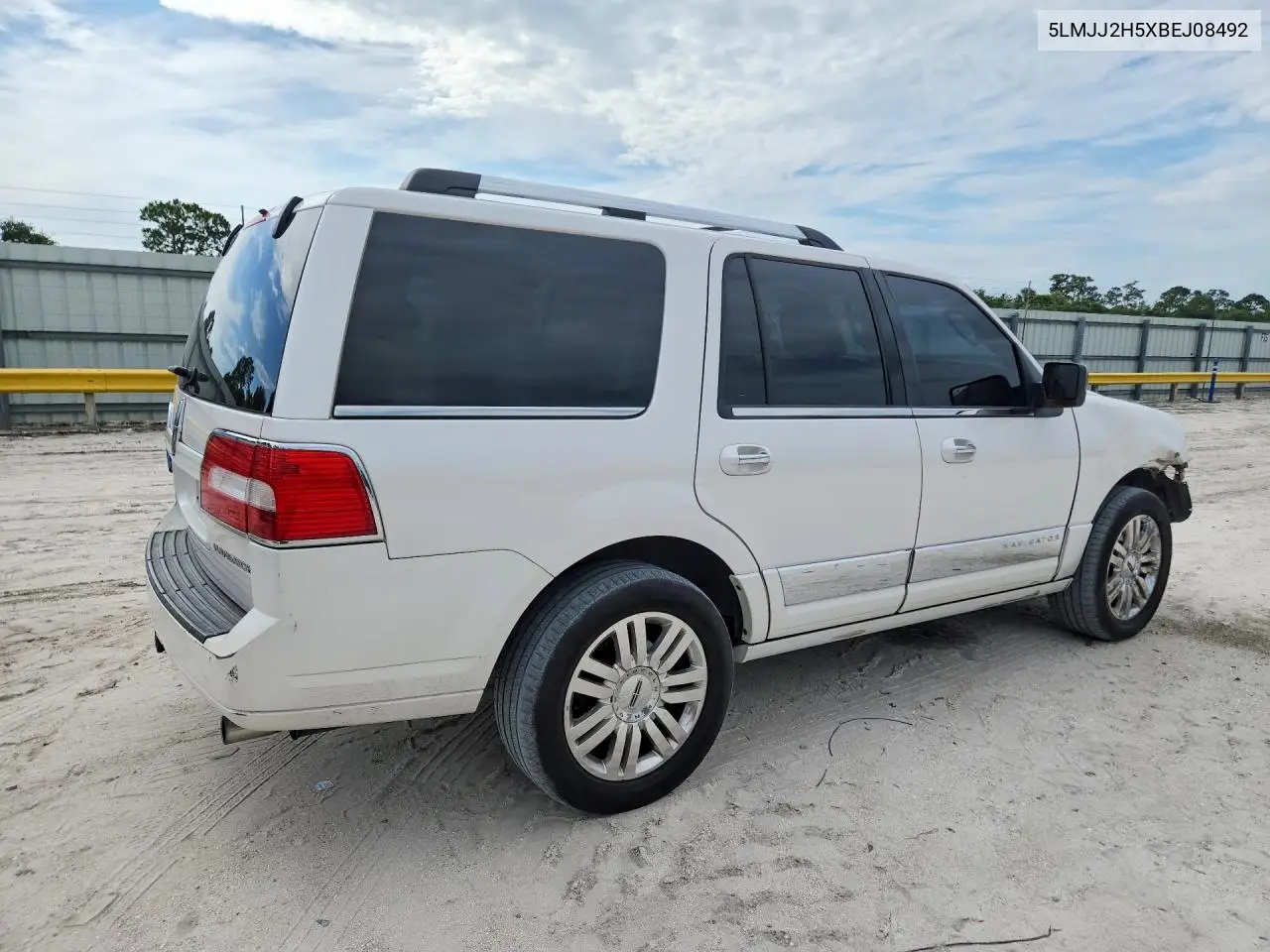 2011 Lincoln Navigator VIN: 5LMJJ2H5XBEJ08492 Lot: 56823976