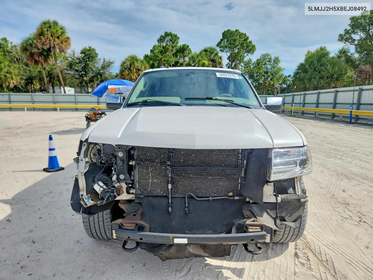2011 Lincoln Navigator VIN: 5LMJJ2H5XBEJ08492 Lot: 56823976