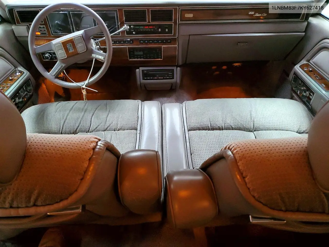1989 Lincoln Town Car Executive L VIN: 1LNBM83F7KY627418 Lot: 58334436